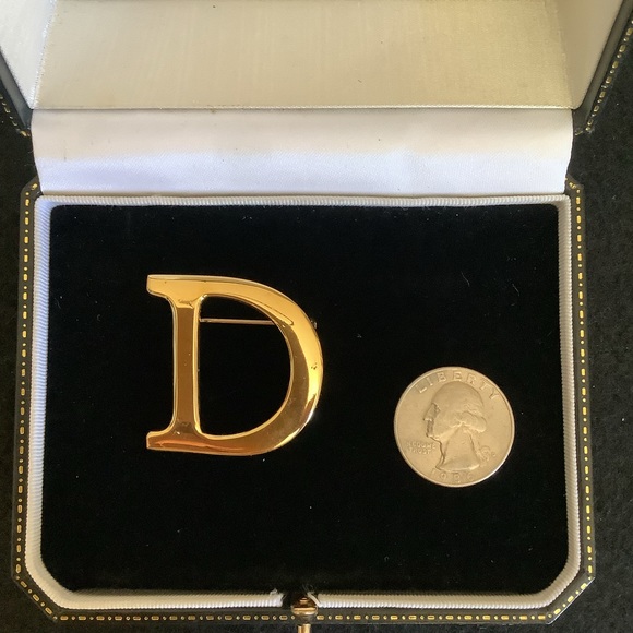 Anna Klein D brooch - Picture 2 of 3